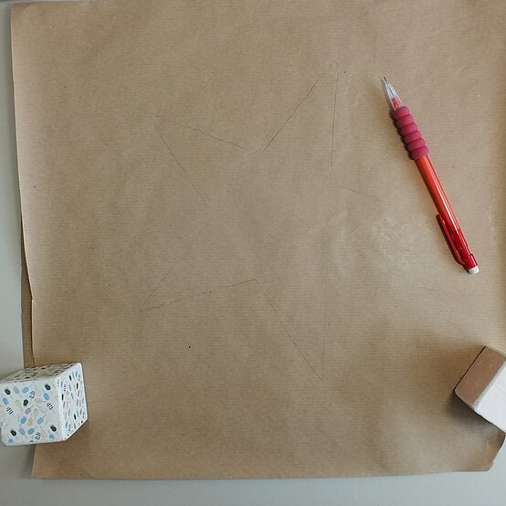 papercraft-christmas-advent-calendar_star_step1.jpg?sw=554&q=85