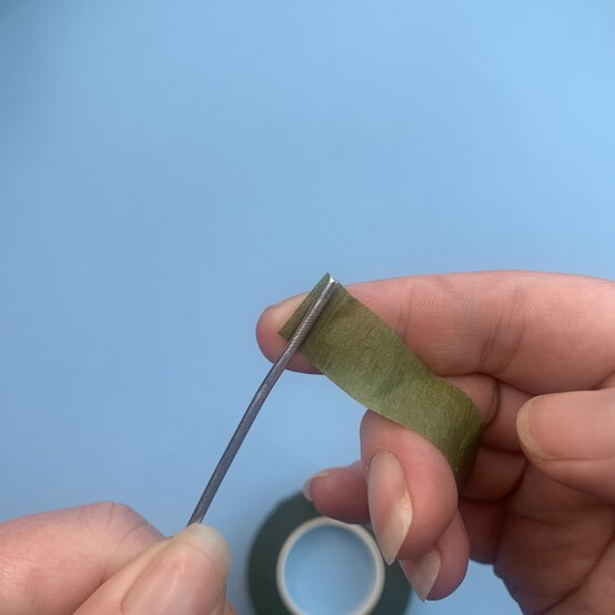 How-to-Crochet-Flowers_Daisy%20Wrap%20Wire%201.JPEG?sw=554&q=85