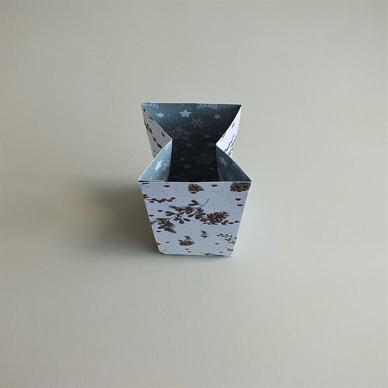 papercraft-christmas-advent-calendar_gift-bag_step4.jpg?sw=554&q=85