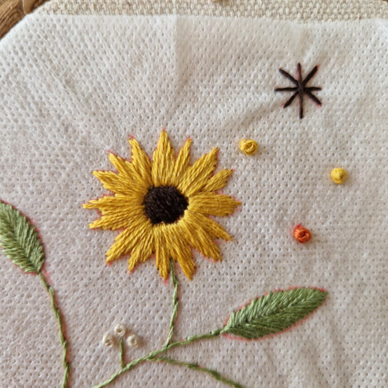 idea%5Fautumn%2Dembroidery%2Dprojects%2Dto%2Dtry%2Dcushion%5Fstep%2D10.jpg?sw=554&q=85