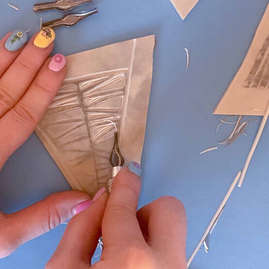 Idea_how-to-make-lino-print-gift-wrap_step5.jpg?sw=554&q=85