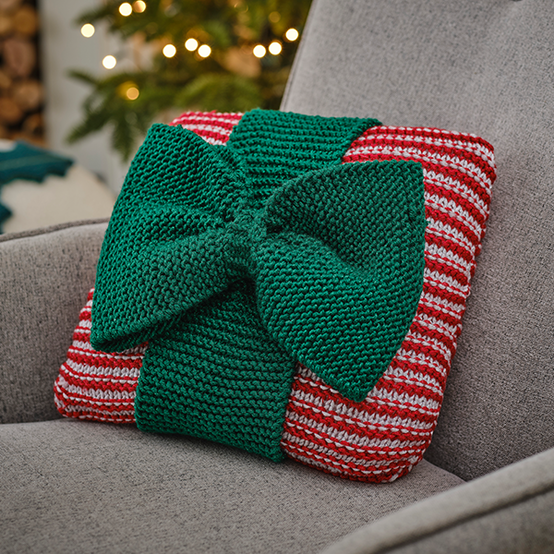 idea%5Fknit%2Da%2Dpresent%2Dcushion%5Fstep16.png?sw=554&q=85