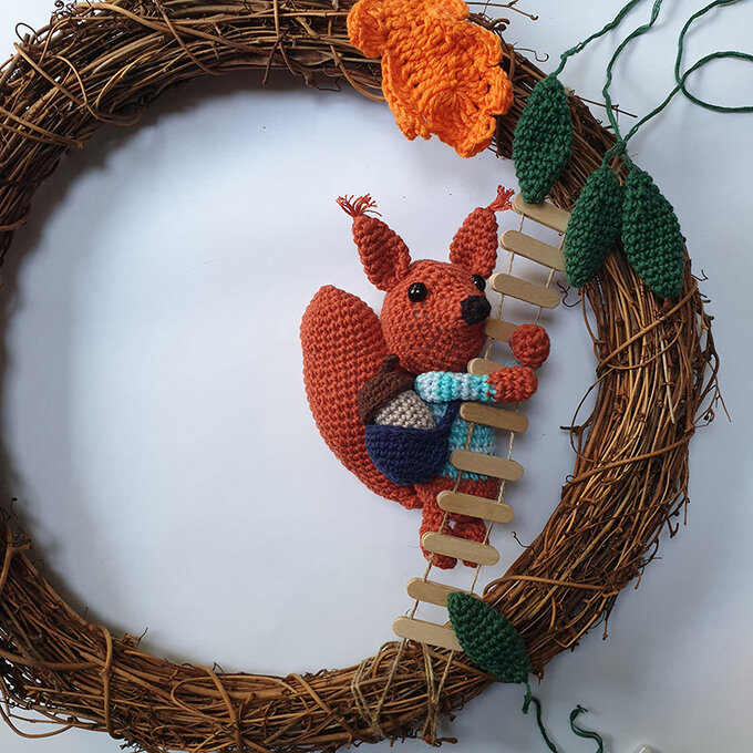 how-to-crochet-an-autumn-squirrel-wreath_makingup.jpg?sw=680&q=85