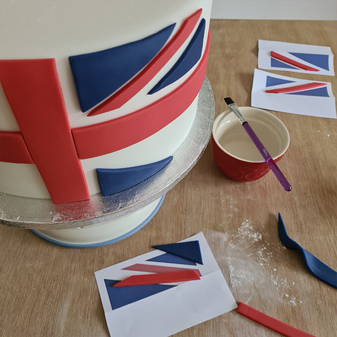 How-to-Make-a-Platinum-Jubilee-Showstopper-Cake_Step18b.jpg?sw=680&q=85