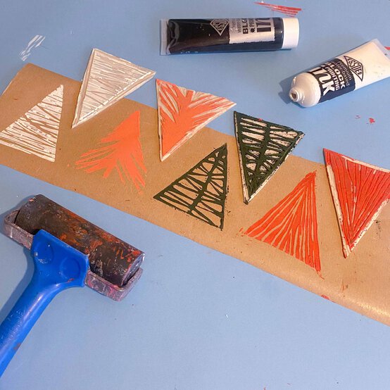 Idea_how-to-make-lino-print-gift-wrap_step9a.jpg?sw=554&q=85