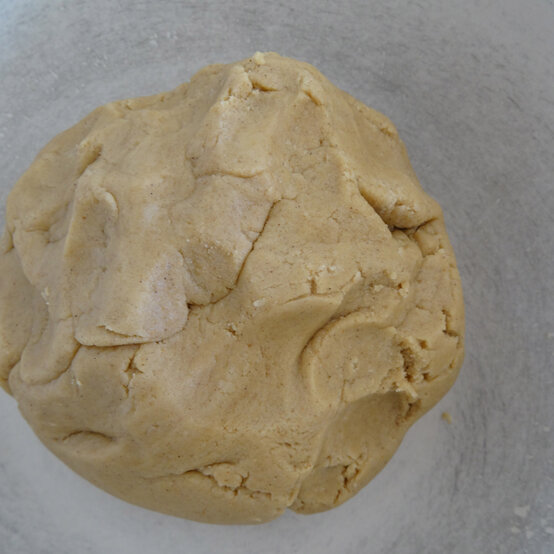 decorated-gingerbread-biscuits_step2_2.jpg?sw=554&q=85