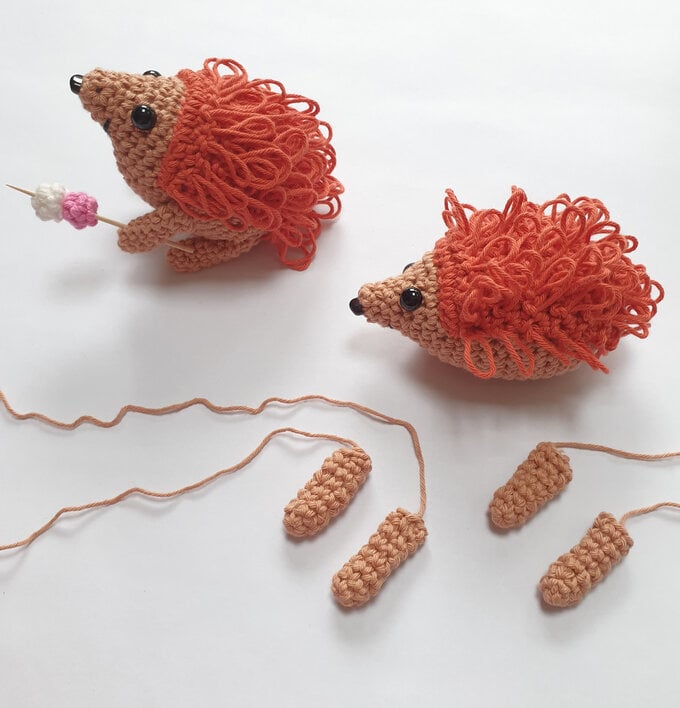 how-to-crochet-an-autumn-wreath-hedgehog-6.jpg?sw=680&q=85
