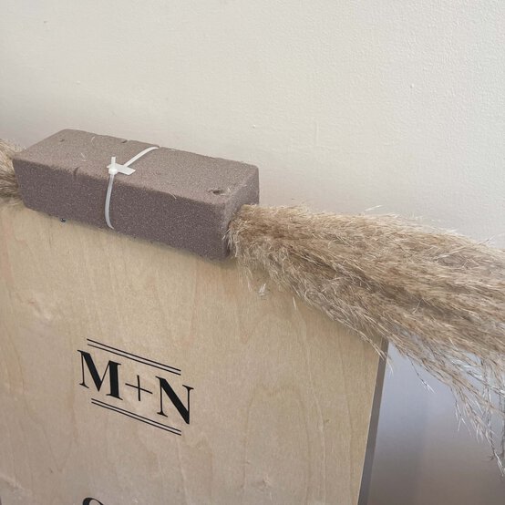 floral-topped-signs-3.jpg?sw=554&q=85