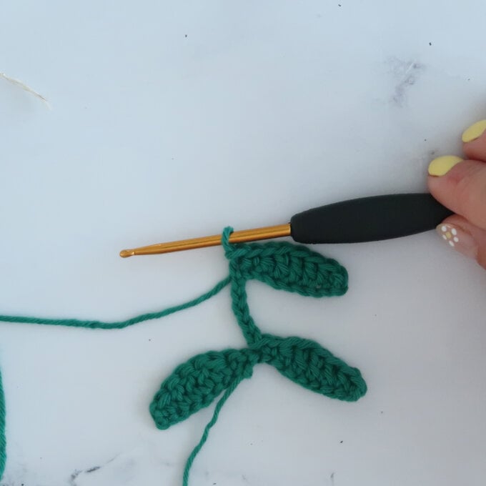 crochet-mistletoe-step-8.jpg?sw=680&q=85