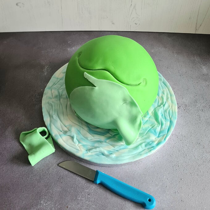 idea_how-to-make-a-frog-cake_step7.jpg?sw=680&q=85