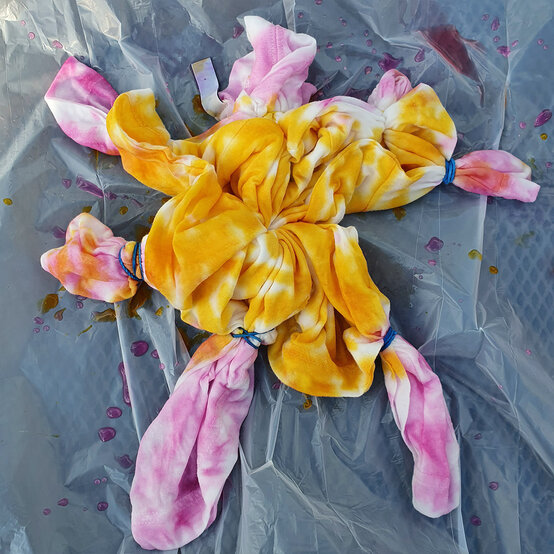 how_to_upcycle_your_wardrobe_with_tie_dye_step-1-dying-5.jpg?sw=554&q=85