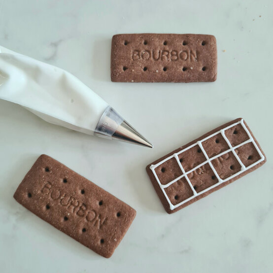 idea%5Fchristmas%2Dcabin%2Dlog%2Dcake%5Fstep%2D13.jpg?sw=554&q=85