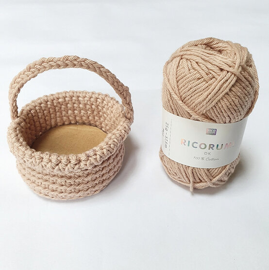 idea_how-to-crochet-an-easter-wreath-and-garland_basket1b.jpg?sw=554&q=85