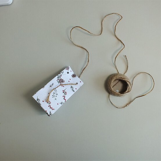 papercraft-christmas-advent-calendar_gift-bag_step5.jpg?sw=554&q=85