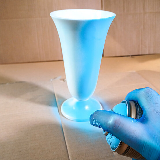 Montana%20Spray%20Paint%20Vase_Step2c.jpg?sw=554&q=85