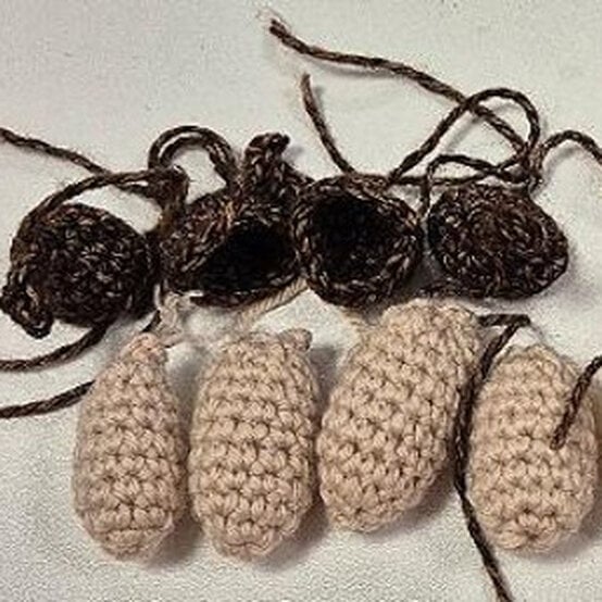 ideas%5Fhow%2Dto%2Dcrochet%2Dan%2Dautumn%2Ddoor%2Dcurtain%5Facorn%5Fstep%2D2.jpg?sw=554&q=85