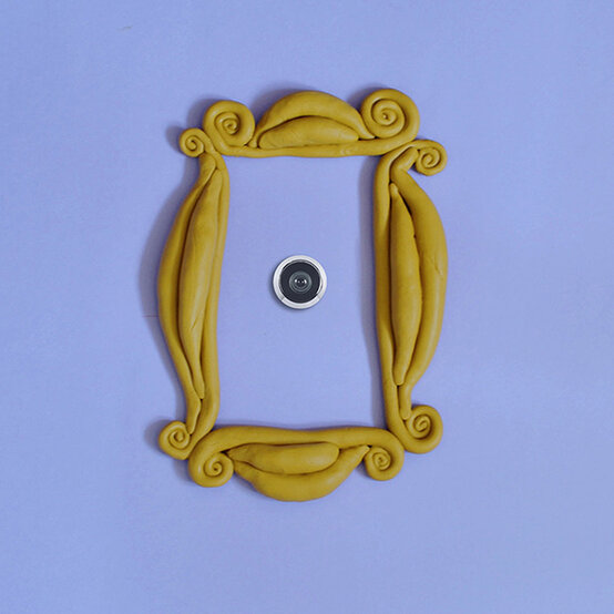 ideas%5Fmain%5Fhow%2Dto%2Dmake%2Da%2Dfriends%2Dinspired%2Dfimo%2Dframe.jpg?sw=554&q=85