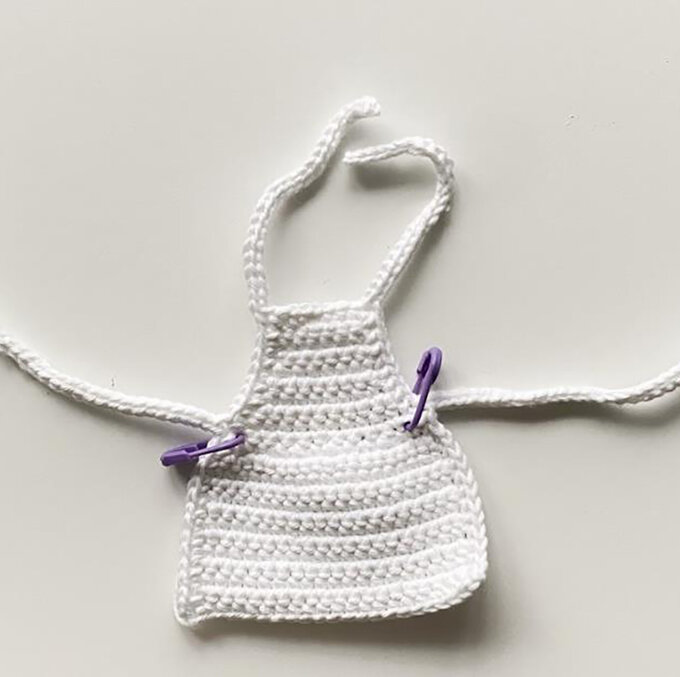 idea_how-to-crochet-amigurumi-mrs-claus_apron1.jpg?sw=680&q=85