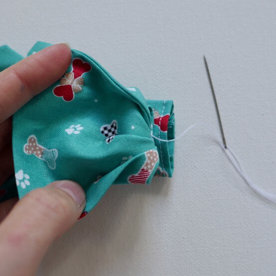 how_to_sew_a_dog_bow_tie_step%2015.jpeg?sw=554&q=85