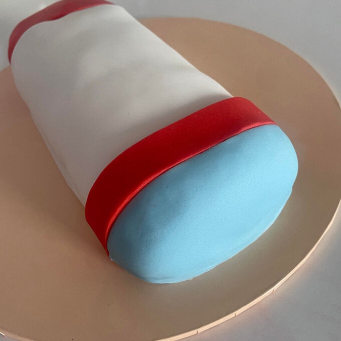 idea_how-to-decorate-a-rocket-cake_step11c.jpg?sw=680&q=85