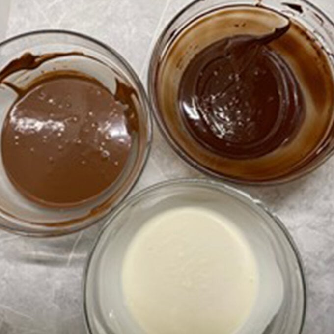 how-to-make-marbled-chocolate-eggs_step1.jpg?sw=680&q=85