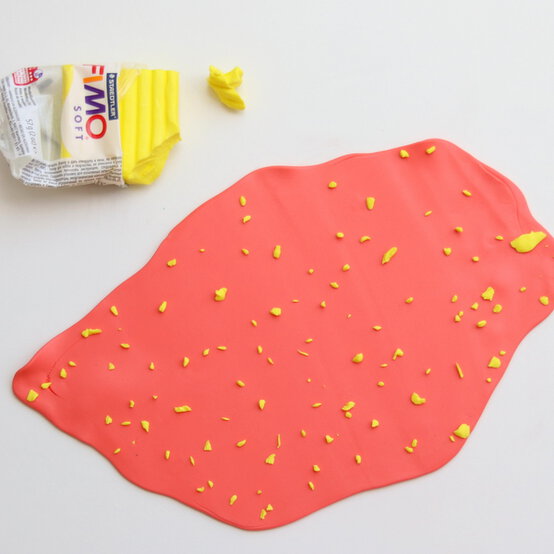 terrazzo_jewellery_yellow_fimo_step_2.jpg?sw=554&q=85
