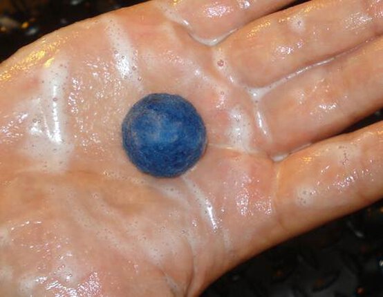 wet-felt-bead-step-5.jpg?sw=554&q=85