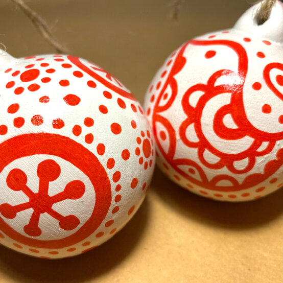 scandi-inspired-baubles-step-3.jpg?sw=554&q=85