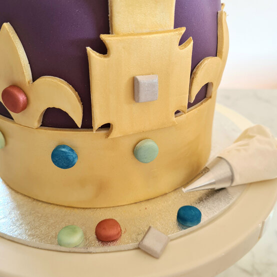 idea_how-to-make-a-coronation-cake_step18c.jpg?sw=554&q=85