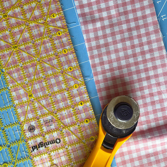 ideas%5Fhow%2Dto%2Dsew%2Da%2Ddress%2Dusing%2Dfabric%2Dscraps%5Fstep%2D3.jpg?sw=554&q=85