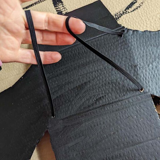 ideas%5Feasy%2Dhalloween%2Dcostumes%2Dfor%2Dkids%5Fbat%2Dwings%2Dstep%2D2c.jpg?sw=554&q=85