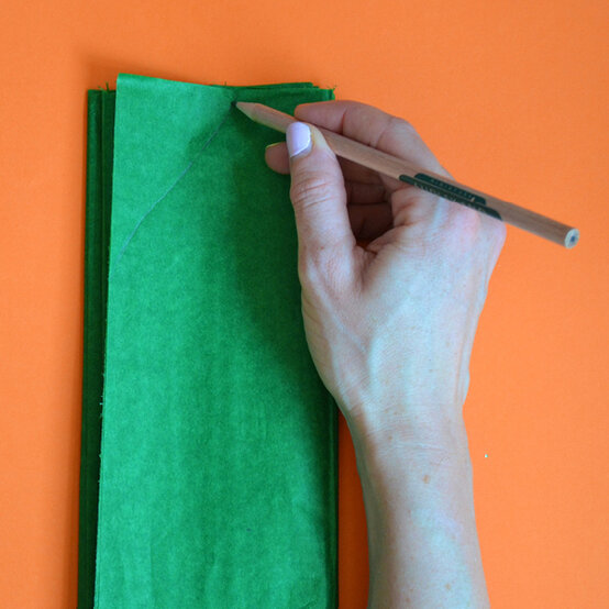 jungle-themed-party-leaf-garlands-step3.jpg?sw=554&q=85