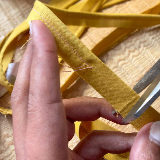 joules-piped-cushion---step-8a.jpg?sw=554&q=85