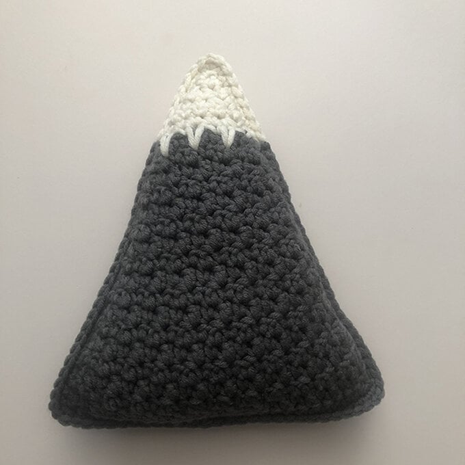 Idea_How-to-crochet-a-mountain-cushion_photo_6.jpeg?sw=680&q=85
