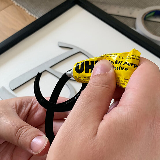 glowforge-how-to-make-an-acrylic-sign_step6c.jpg?sw=554&q=85