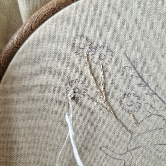 idea%5Fautumn%2Dembroidery%2Dprojects%2Dto%2Dtry%2Dhoop%5Fstep%2D41.jpg?sw=554&q=85