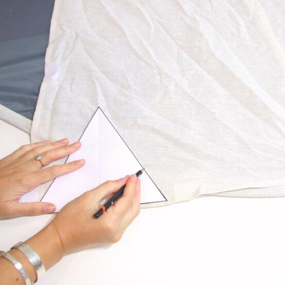 kids-teepee-painted-pom-pom-step-2.jpg?sw=554&q=85