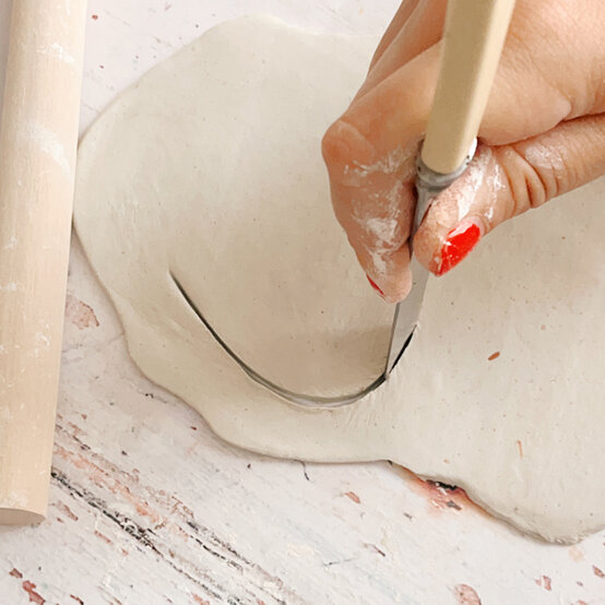 idea_clay-tree-decorations-mitten_step2.jpg?sw=554&q=85