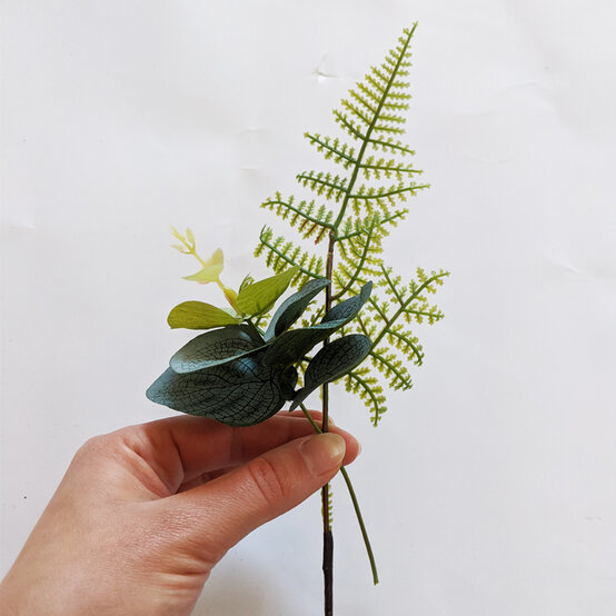 everlasting-buttonhole_step1.jpg?sw=554&q=85