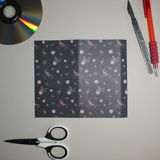 papercraft-christmas-advent-calendar_pilow-box_step1.jpg?sw=554&q=85