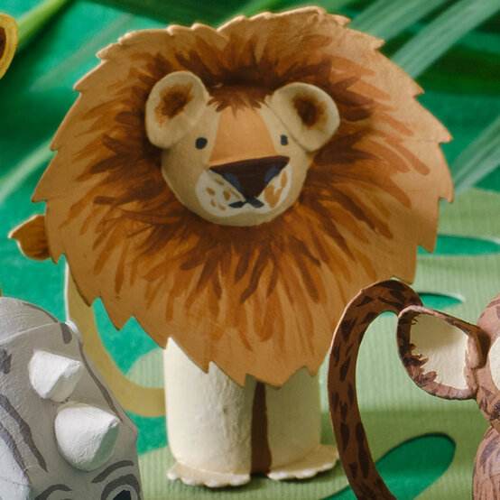 david-attenborough-peg-dolls_2_lion.jpg?sw=554&q=85