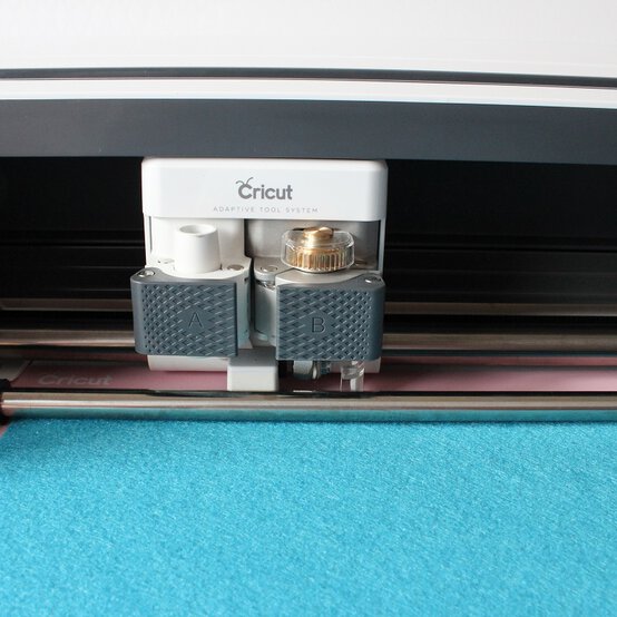 personalise-gift-wrap_embellishments_step2_edit.jpg?sw=554&q=85