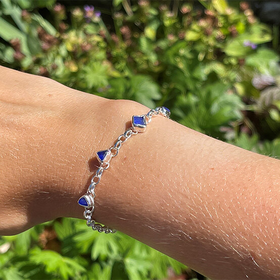 artisan-lexi-parkin-handmade-bracelet.jpg?sw=554&q=85