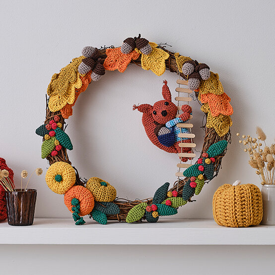 autumn-squirrel-wreath.jpg?sw=554&q=85