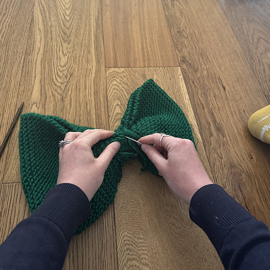 idea%5Fknit%2Da%2Dpresent%2Dcushion%5Fstep11.png?sw=554&q=85