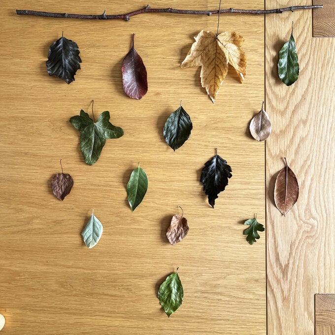 Idea_how-to-make-an-autumn-leaf-hanging_step1.JPG?sw=680&q=85