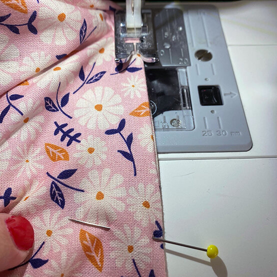 how-to-sew-a-quilted-makeup-bag_step20.jpg?sw=554&q=85