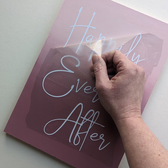 idea_how-to-make-a-celebration-sign-with-vinyl_step8b.jpg?sw=554&q=85