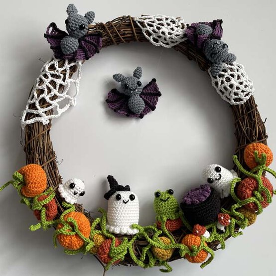 ideas%5Fhow%2Dto%2Dcrochet%2Da%2Dhalloween%2Dwreath%5Fassembly%5F3.jpg?sw=554&q=85