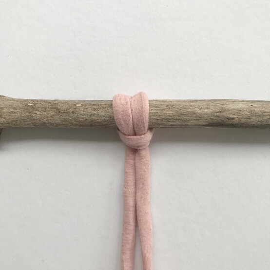 lark-knot-step-4.jpg?sw=554&q=85